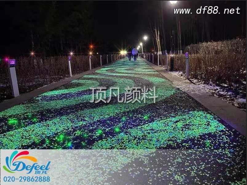 夜光粉的巧妙使用可以讓道路好看又實(shí)用